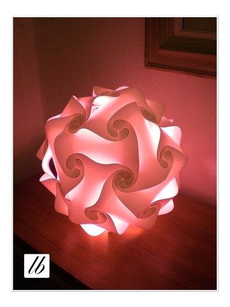 Puzzle Lampe aus 30 Elementen Größe M mit roter Glühlampe\\n\\n24.01.2010 00:25